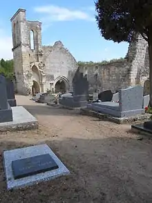 Le cimetière de Cunault avec au première plan la stèle d'Hervé Bazin.