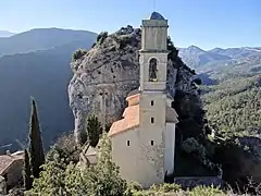 Église Saint-Sébastien-Saint-Martin de Vieux-Pierrefeu coincée entre deux massifs rocheux.