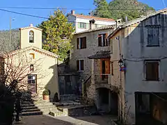 Vieux-Pierrefeu avec la chapelle Saint-Joseph, chapelle des Pénitents.