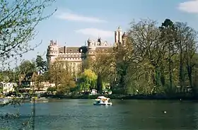 Le château vu du lac de Pierrefonds.