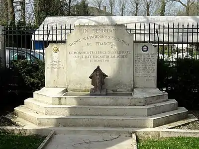 Le monument aux morts dédié aux infirmières de Pierrefonds (Oise), érigé en 1955.