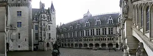 Panorama de la cour et de l'entrée.