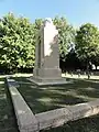 Cimetière militaire allemand, le monument commémoratif aux morts allemands.