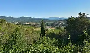 Le village de Pierrerue, entre plaine viticole et avant-monts.