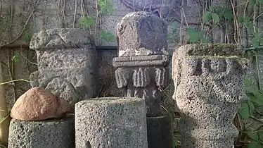 Pierres médiévales en basalte dans la cour du musée.