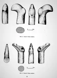 Dessins noir et blancs d'objet sculpté en forme d'oiseaux aux becs crochus.