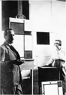 Piet Mondrian et Pétro van Doesburg dans l'atelier de Mondrian, rue du Départ, Paris, 1923.