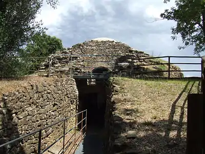 légende=Accès au tombes superposées (on peut apercevoir le dôme bétonné de la restauration dépassant légèrement au-dessus en blanc).