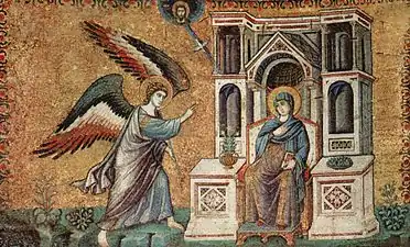 Mosaïque. L'ange sur fond doré arrive en marchant vers la Vierge, assise avec un livre dans un cadre architectural.