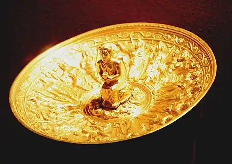 Patère gothe en or(trésor de Pietroasa, actuelle Roumanie, IVe ou Ve siècle)