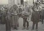 Habitants devant l'église. Isaac Serbov, 1912