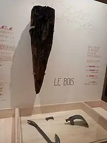 Partie pointue d'un pieu en bois exposée dans un musée