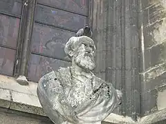 Pigeon et fientes sur buste à Bordeaux.