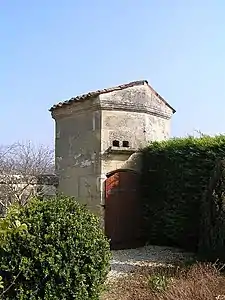 Pigeonnier de l'ancien relais de poste de Cherves.