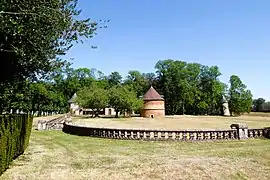 Pigeonnier et chenil près de l'étang de Diane.