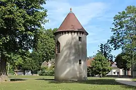 Au premier plan, le pigeonnier ouest du parc et au fond à droite, le pigeonnier est.