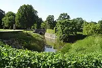 Fossé d'eau à l'entrée du château