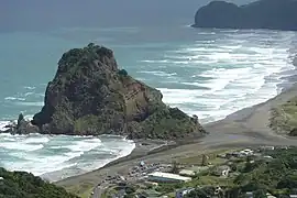 Piha et Lion Rock à partir de l’accès par la route au-dessus.