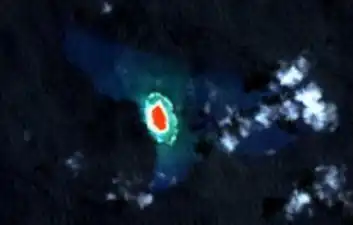 Vue en infrarouge d'une île de forme ovale, rouge en son centre, blanche, bleu clair puis bleu foncé autour.