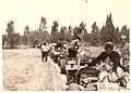 Convoi de tracteurs à partir de Kfar Maimon pour un pique-nique commun fêtant chaque année le jour de l'indépendance, 1962
