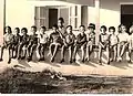 Enfants de Kfar Maïmon attendant le programme de télévision pour enfants, diffusé deux fois par semaine, 1968