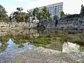 Derrière la piscine antique, la ville moderne.