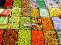 Friandises colorées au marché.