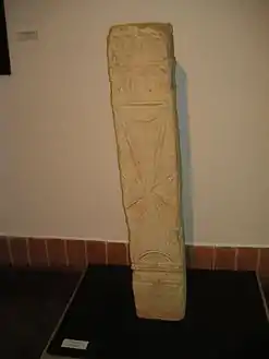 Pilastre wisigoth exposé au musée de Valladolid, vestige de l'église wisigothe primitive de Wamba.