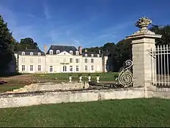 Façade Nord, avec le portail d'entrée, le pilastre et son fossé.