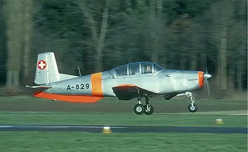 Un Pilatus P-3-05 A-829 des Troupes d'aviation à l'aéroport de Berne-Belp en 1983.