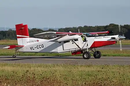 Un PC-6/B2-H4 Turbo Porter (c/n 950) de 2006 avec radar météo et réservoirs supplémentaires à l'aéroport de Luxembourg-Findel en 2010.