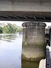 Pile de l'ancien pont (rive gauche), sous l'actuel pont Anne de Bretagne.