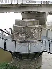 Pile de l'ancien pont (rive gauche), en amont de l'actuel pont Anne de Bretagne.