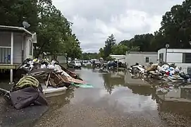 Des piles de débris s'alignent sur le bord des routes dans les zones touchées par les inondations, une semaine après les graves inondations de 2016 à Baton Rouge.