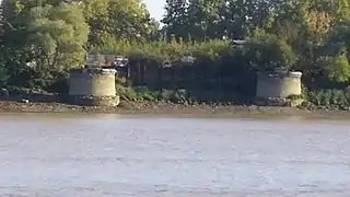 Vestiges des piles de l'ancien pont transbordeur, sur la rive droite de la Garonne, en face du cours du Médoc, d'où la photo a été prise.