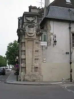 Porte Saint-Pierre, et vue sur place du Président-Wilson.