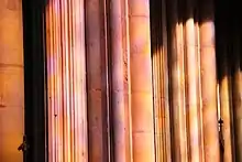 Vue douleur de jeu de lumières sur les piliers de la nef