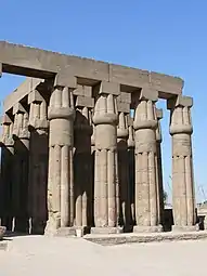 Colonnes papyriformes à chapiteau fermé. Louxor, 2e cour du temple d'Amon. 18e dyn. Amenhotep III