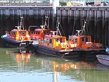 Bateaux pilotes du port de Rouen dans un bassin du port du Havre.