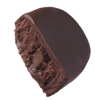 Photographie d'une moitié de truffe de chocolat noir.