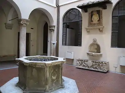 Le cortile, entrée du musée.