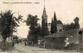 L'église sur une carte postale ancienne.
