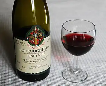 Bouteille et verre de bourgogne rouge.