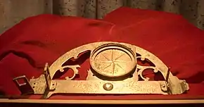 Graphomètre de l'Astrolabe trouvé en fouille et déposé au musée maritime de Nouvelle-Calédonie.