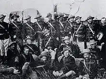 un groupe de personnes en uniforme militaire de type colonial