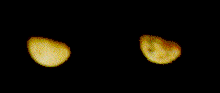 Deux versions de la même image sont mises côte à côte. À gauche, la lune apparaît jaune sans détail, à droite on observe quelques zones sombres.