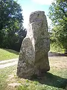 Le menhir de Ménardeix.