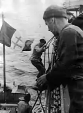 Le bonnet est utilisé fréquemment par les pêcheurs ou les commandos (en noir). Partisan français montant à bord du destroyer polonais ORP Piorun (G65) en 1944.