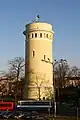 Château d'eau à proximité des gares routière et ferroviaire.