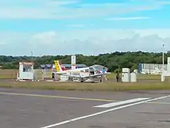 Le Piper Warrior PA-28 de l'aéro-club à la station-service Total de l'aérodrome Bel Air de Dinan.